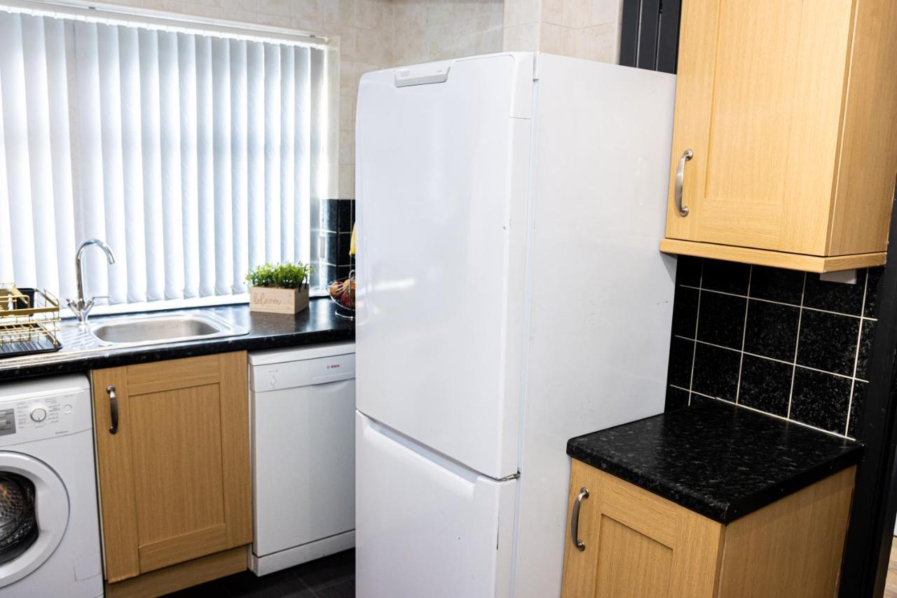 Td Stourb Dudley - Luxurious 3 Bedroom House - Sleeps 7 - Dy1 - Long And Short Stay 브라이얼리 힐 외부 사진