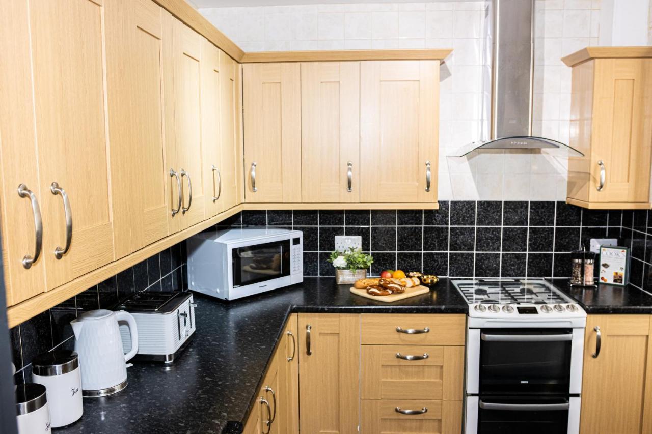 Td Stourb Dudley - Luxurious 3 Bedroom House - Sleeps 7 - Dy1 - Long And Short Stay 브라이얼리 힐 외부 사진